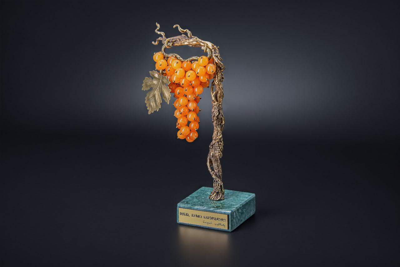 Bronze souvenir "Vine and Grape Rkatsiteli"